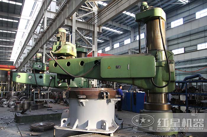 紅星機器專業化、智能化的圓錐破生產加工車間